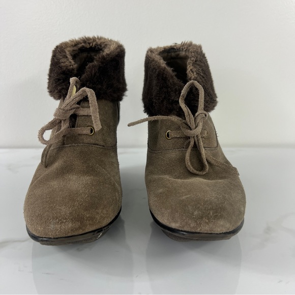 B Makowsky Nellie Brown Suede Wedge Ankle Boot Bootie Faux Fur Trim 7.5W Lace Up - Picture 3 of 9